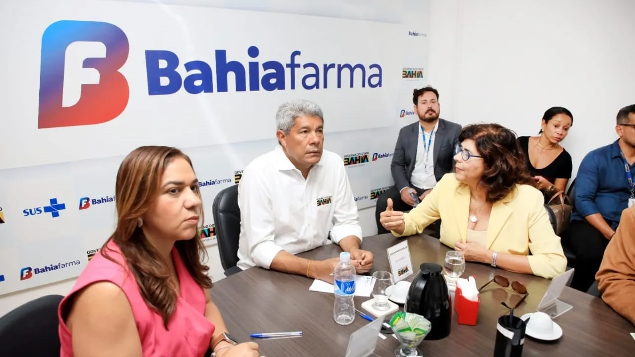 Jerônimo visita Bahiafarma e inspeciona produção de testes rápidos