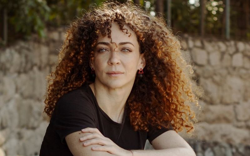 Reconhecida nacionalmente por sua atua&ccedil;&atilde;o no teatro musical, especialmente ao interpretar Elis Regina nos palcos, leva &agrave; Bienal uma conex&atilde;o entre literatura, m&uacute;sica e artes c&ecirc;nicas/Foto: Lucas Seixas e Ariel Cavotti