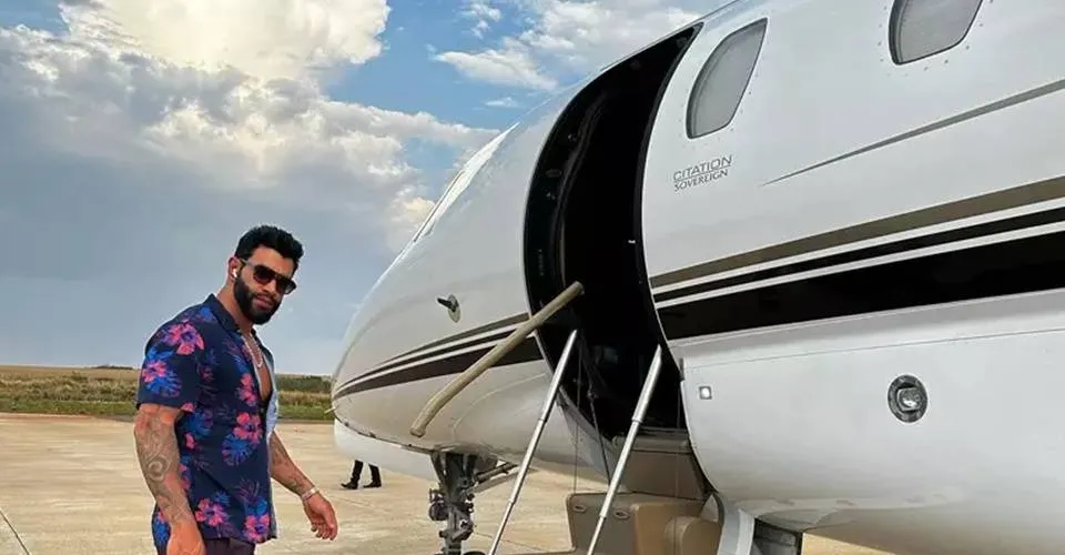 Avião de Gusttavo Lima é apreendido em operação que prendeu Deolane Bezerra