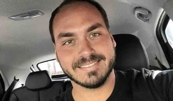 Após Facebook derrubar contas de aliados, Carlos Bolsonaro diz que está "cagando" para fake news