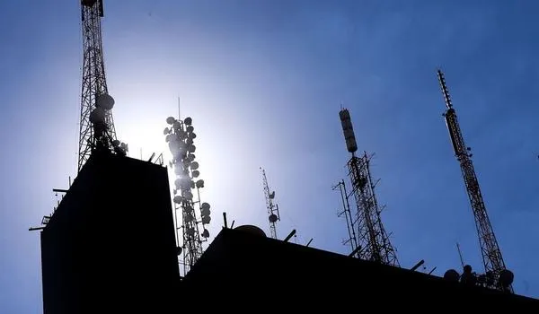 No combate à pandemia, governo usará dados de teles para monitorar circulação de pessoas