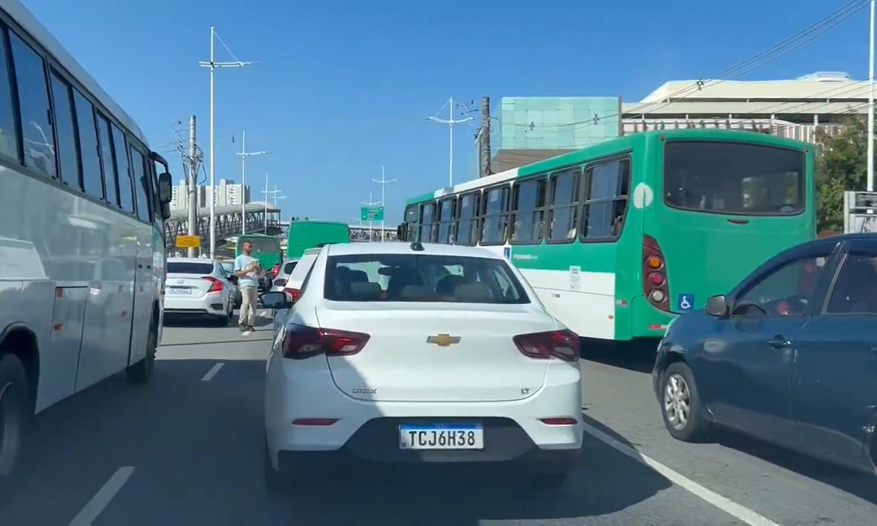 Homem ateia fogo em pneus e trânsito fica congestionado na Av. ACM. Foto: TV Aratu