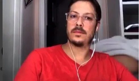 Vídeo: mulher de Fábio Porchat aparece nua em live e humorista brinca: "lógico que deu pra ver!"