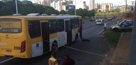 Bandido é morto a tiros e dois ficam feridos em tentativa de assalto a ônibus na avenida Paralela