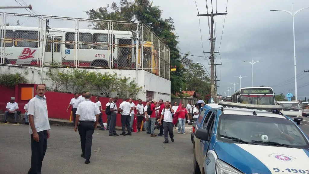 Rodoviário morre após ser atropelado por ônibus em frente a garagem
