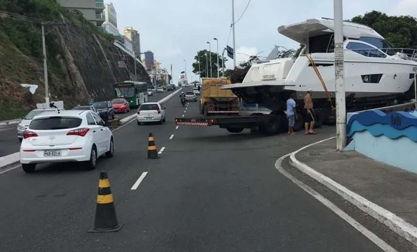 AV.CONTORNO: Carreta atravessada na via provoca grande congestionamento na região