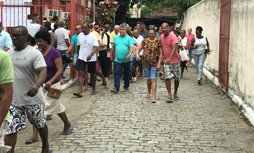 Eleitores esperam portões abrirem e fazem correria para votação em Brotas; veja vídeo