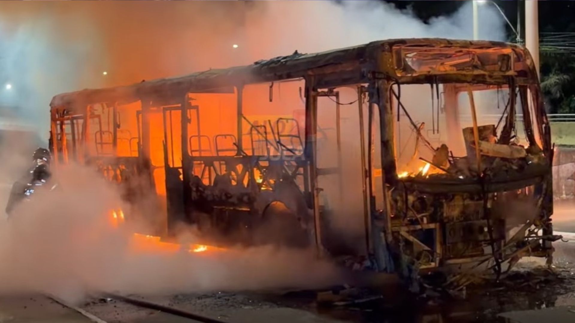 Ônibus incendiado no Itaigara. Foto: Reprodução | Alô Juca