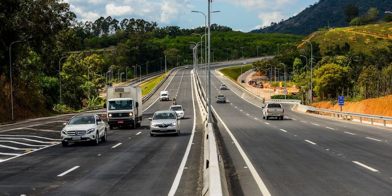Alta velocidade é uma causa frequente de acidentes na BR-101, especialmente em trechos com maior fluxo de veículos e áreas urbanas/Foto: Reprodução