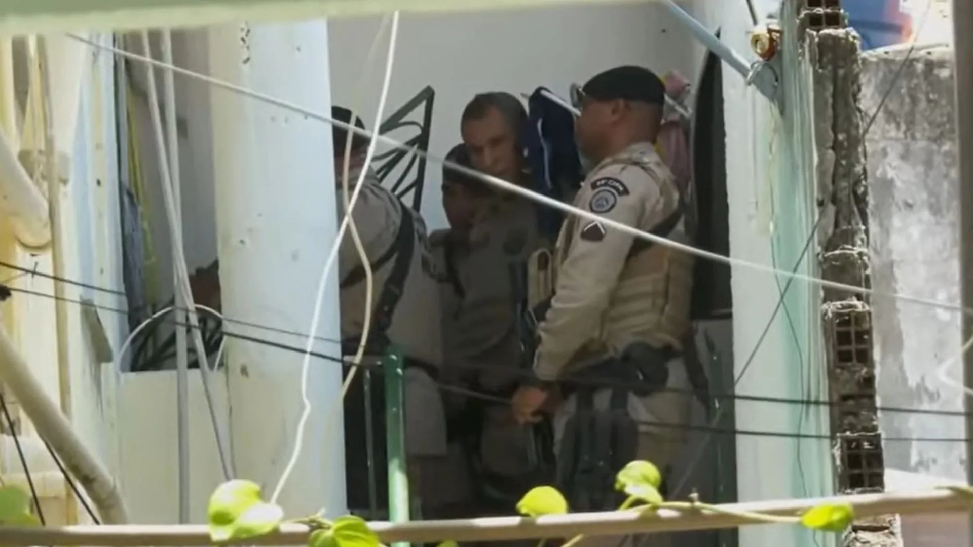 Homem é detido após esfaquear e fazer companheira refém em Arembepe