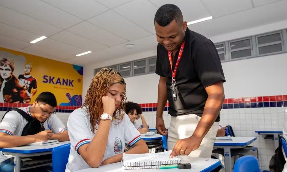 Professor Em Sala De Aula De Escola Pública Estadual Da Bahia