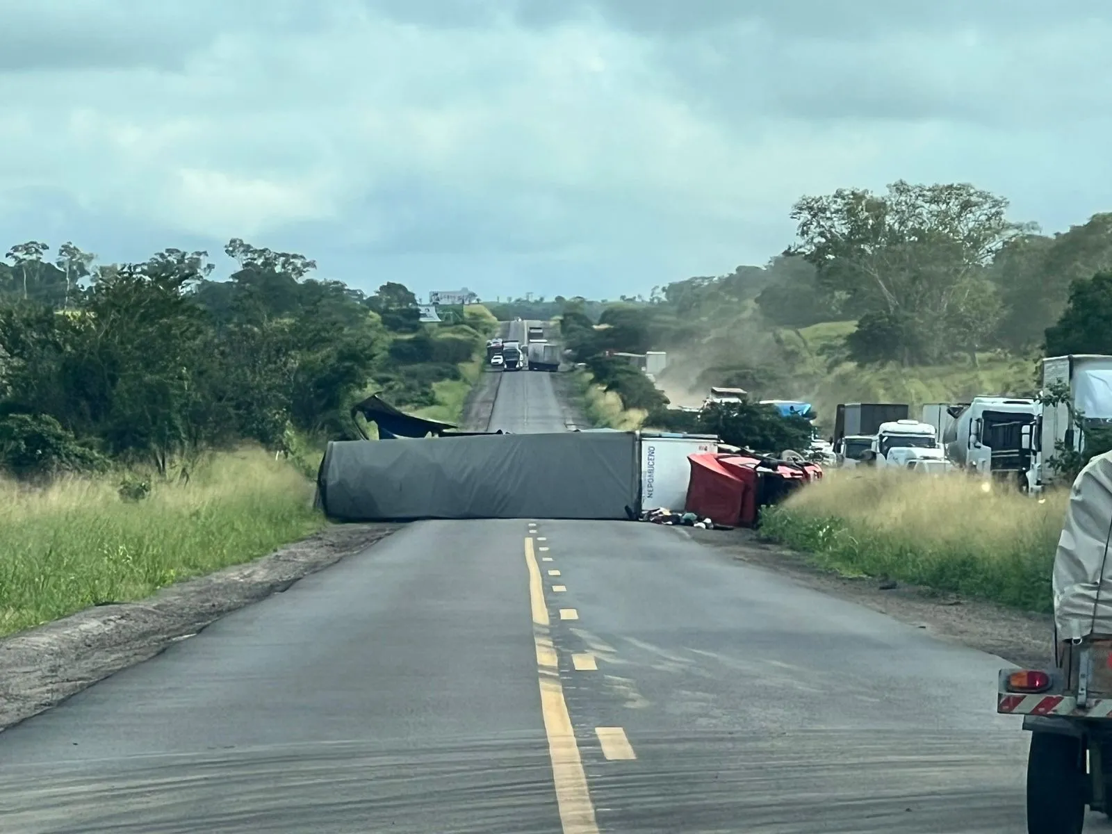 Rodovia é liberada após tombamento de carreta na Bahia