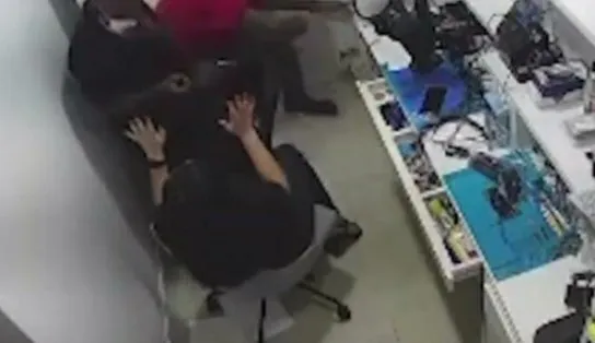 Bandidos invadem loja especializada em Iphones e dão prejuízo de R$ 100 mil em Salvador; veja ação  