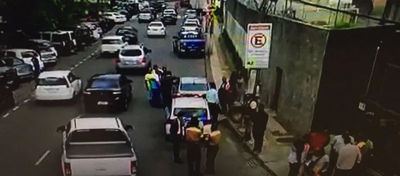 Taxistas fazem ‘cerco’ a motorista de Uber no bairro da Pituba; Polícia e Transalvador são acionadas