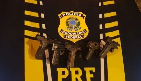 Carro espião? Armas e munições são encontradas em compartimento secreto no painel do veículo; botão de acionamento ficava escondido perto da embreagem