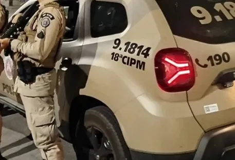 Homens trocam tiros com PMs e abandonam carro com granada e munição em Salvador