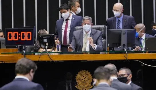 PEC que autoriza auxílio emergencial é aprovada na Câmara, mas pagamento deve atrasar