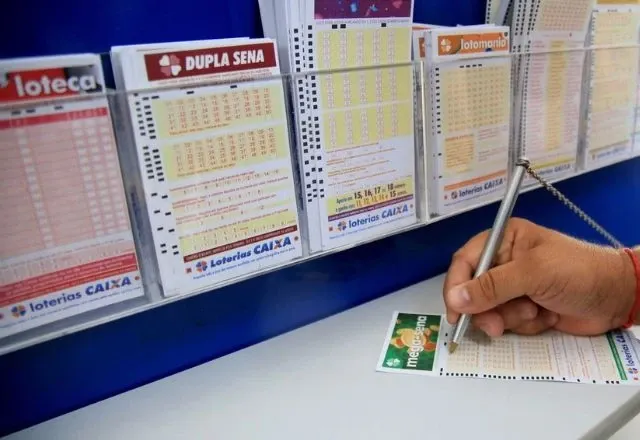 Apostador Em Uma Loteria Marcando N&uacute;meros Da Mega Sena
