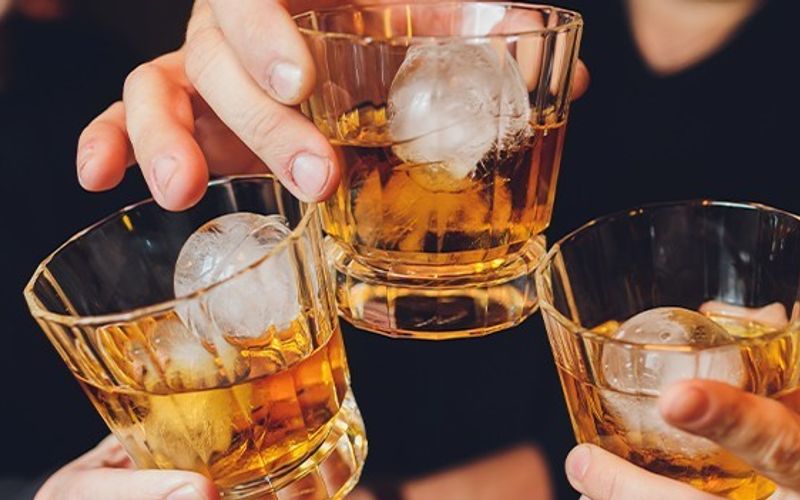 Os amigos que perderam a vis&atilde;o e a audi&ccedil;&atilde;o ap&oacute;s beber conhaque na Bahia compraram a bebida em um mercado pr&oacute;ximo de casa, em Mutu&iacute;pe. A Pol&iacute;cia Civil segue investigando a origem do produto/Foto: Freepik&nbsp;