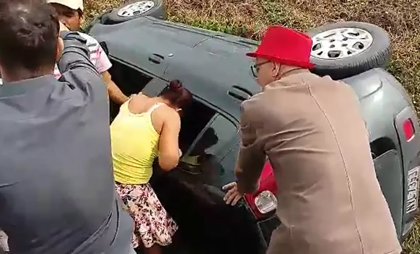 Exclusivo! Carro capota na br-324; vítima, idoso comemora: “sem nenhum arranhão”