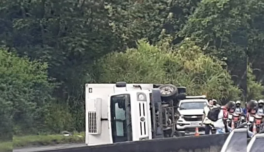 Caminhão tomba na BR-324 e causa engarrafamento de mais de 10 km no sentido de quem segue para Feira de Santana