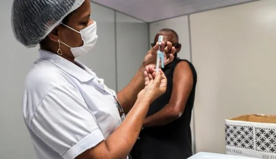 Vacinação contra Covid-19 segue na capital baiana com aplicação de todas as doses; 4ª dose está disponível para maiores de 40 anos