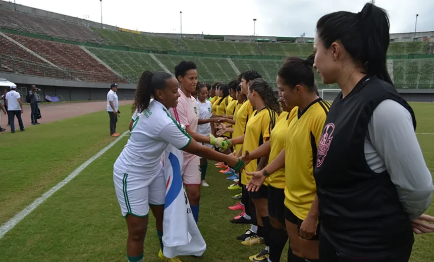 Projeto oferece 150 vagas gratuitas para meninas em aulas de futebol no estádio Pituaçu 