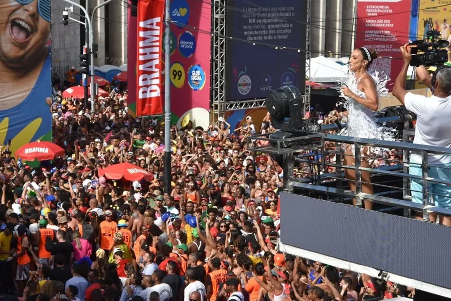 Ivete estende o desfile e passa pela Avenida Carlos Gomes, em Salvador