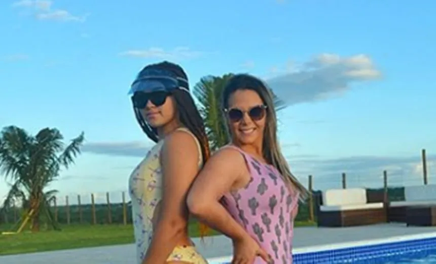 Carla Perez posa com a filha de maio e se derrete: "amo esse carão que ela faz"