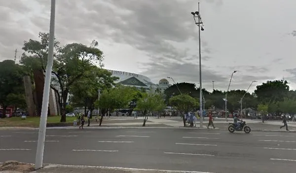Praça Newton Rique é bloqueada para ambulantes e pedestres para obras do BRT