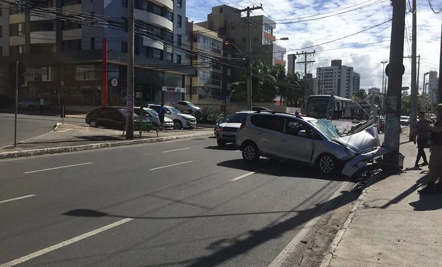 Três pessoas ficam feridas após carro colidir em poste na Pituba; trânsito na região é intenso