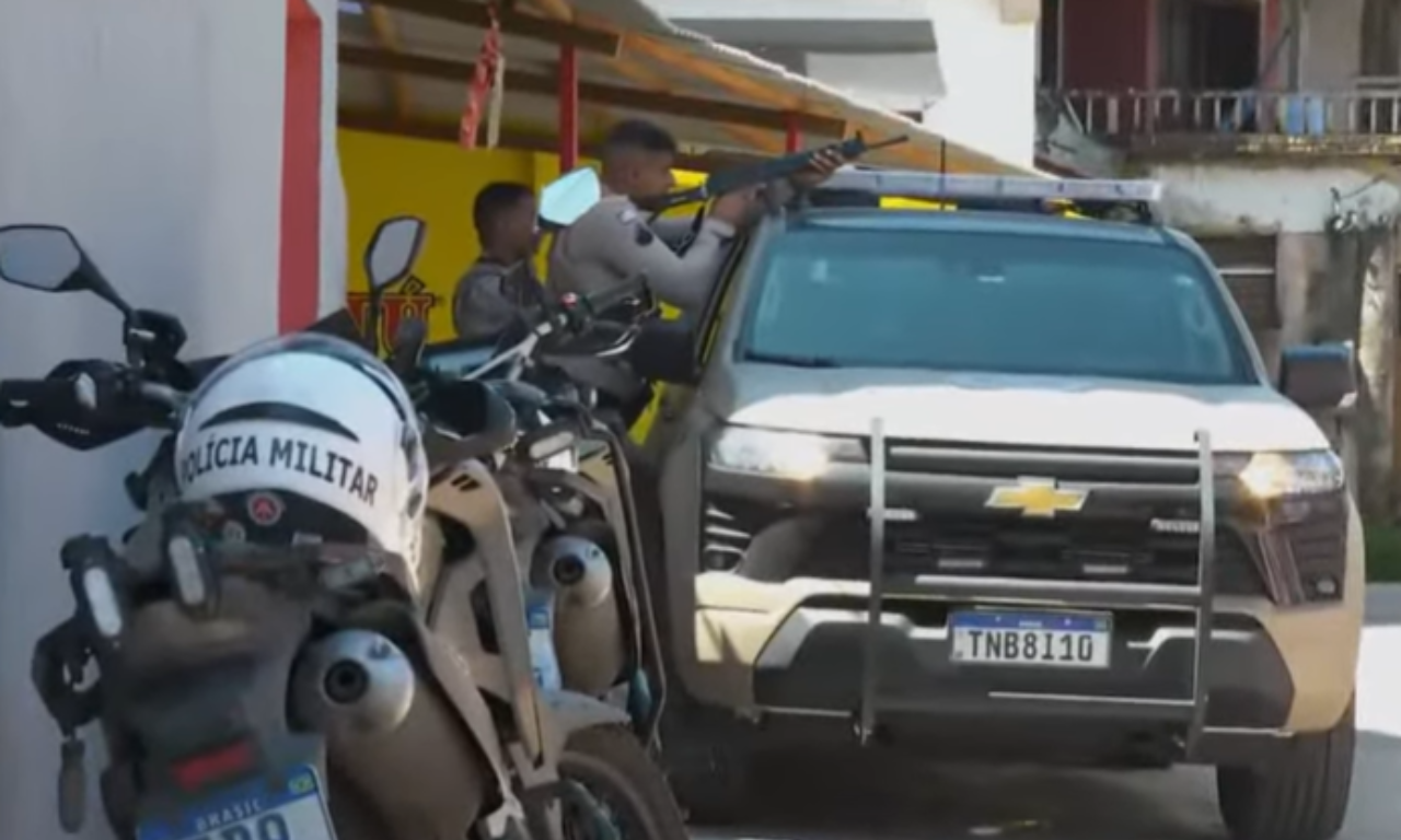 Homem armado mant&eacute;m mulher gr&aacute;vida e outras tr&ecirc;s pessoas ref&eacute;ns em Lauro de Freitas. Foto: Divulga&ccedil;&atilde;o | TV Aratu