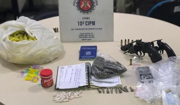Dois morrem após PM achar traficantes em Candeias; armas e drogas são apreendidas 