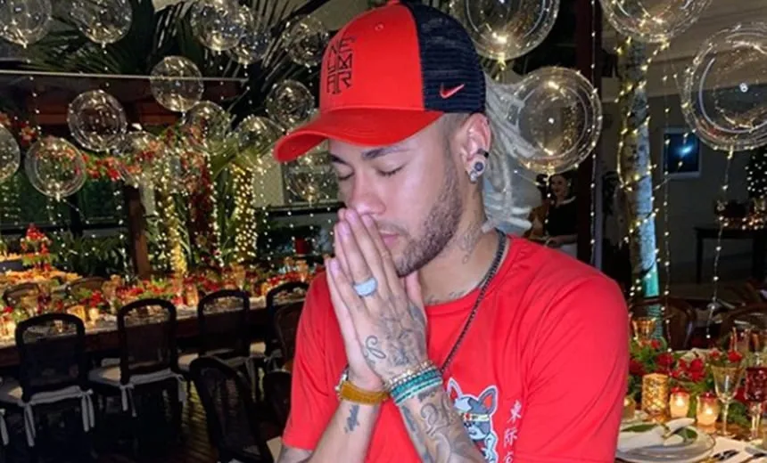 Neymar posta foto de muletas e se compara a super-herói: “vitória no fim”; veja