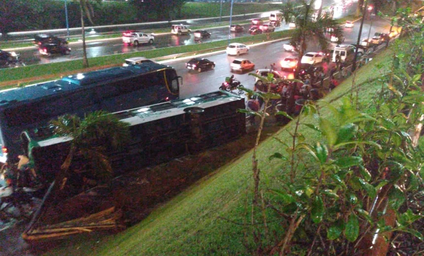 Local de acidente onde ônibus capotou, no Horto Bela Vista, é inspecionado pela Transalvador