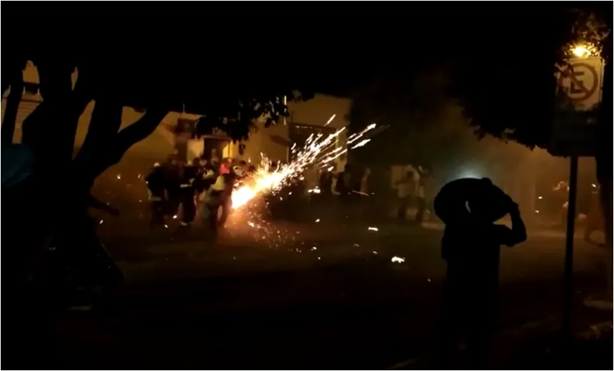 ‘Espadeiros’ e PM entram em confronto após proibição de guerra de espadas