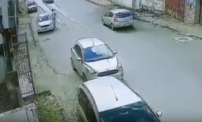 Câmera flagra motorista sendo rendida e tendo carro roubado em Salvador; Assista