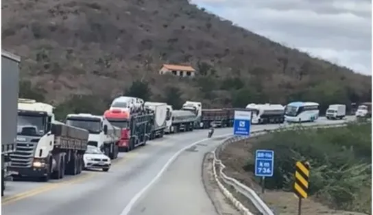 Carreta apresenta falha mecânica e interdita BR-116; carga de pneus é saqueada