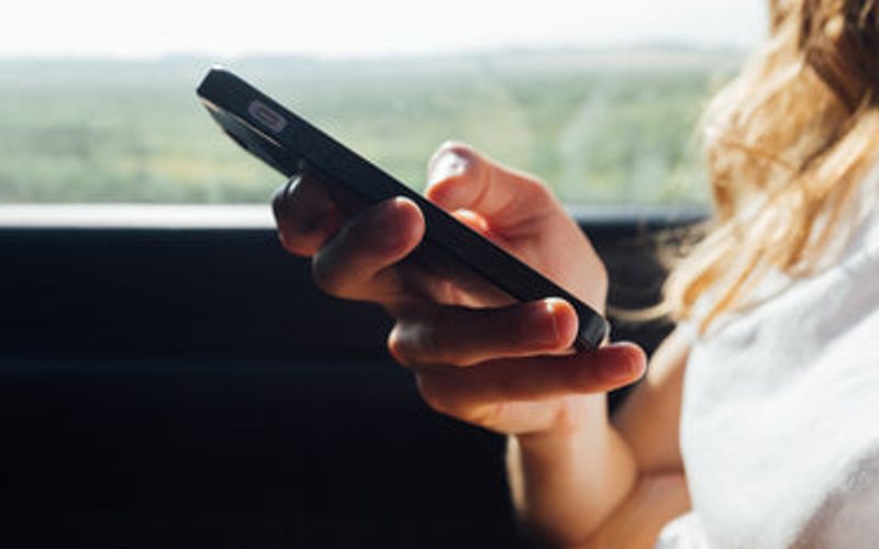 O telefone 180 funciona 24 horas por dia para orientar e receber den&uacute;ncias de viol&ecirc;ncia contra mulheres em todo o Brasil/Foto: Freepik