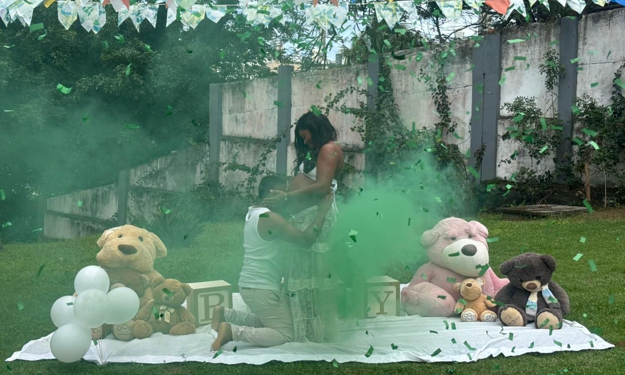Com fuma&ccedil;a verde e muita emo&ccedil;&atilde;o, Raquel descobriu que est&aacute; &agrave; espera de um menino, que se chamar&aacute; Ravi. | Foto: Bruna Castelo Branco | Aratu On