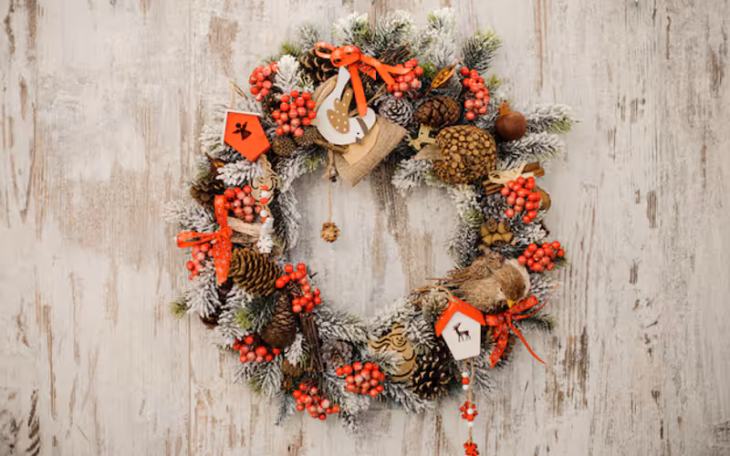 Materiais reciclados, como garrafas e papelão, podem virar enfeites incríveis com um pouco de criatividade/Foto: Reprodução