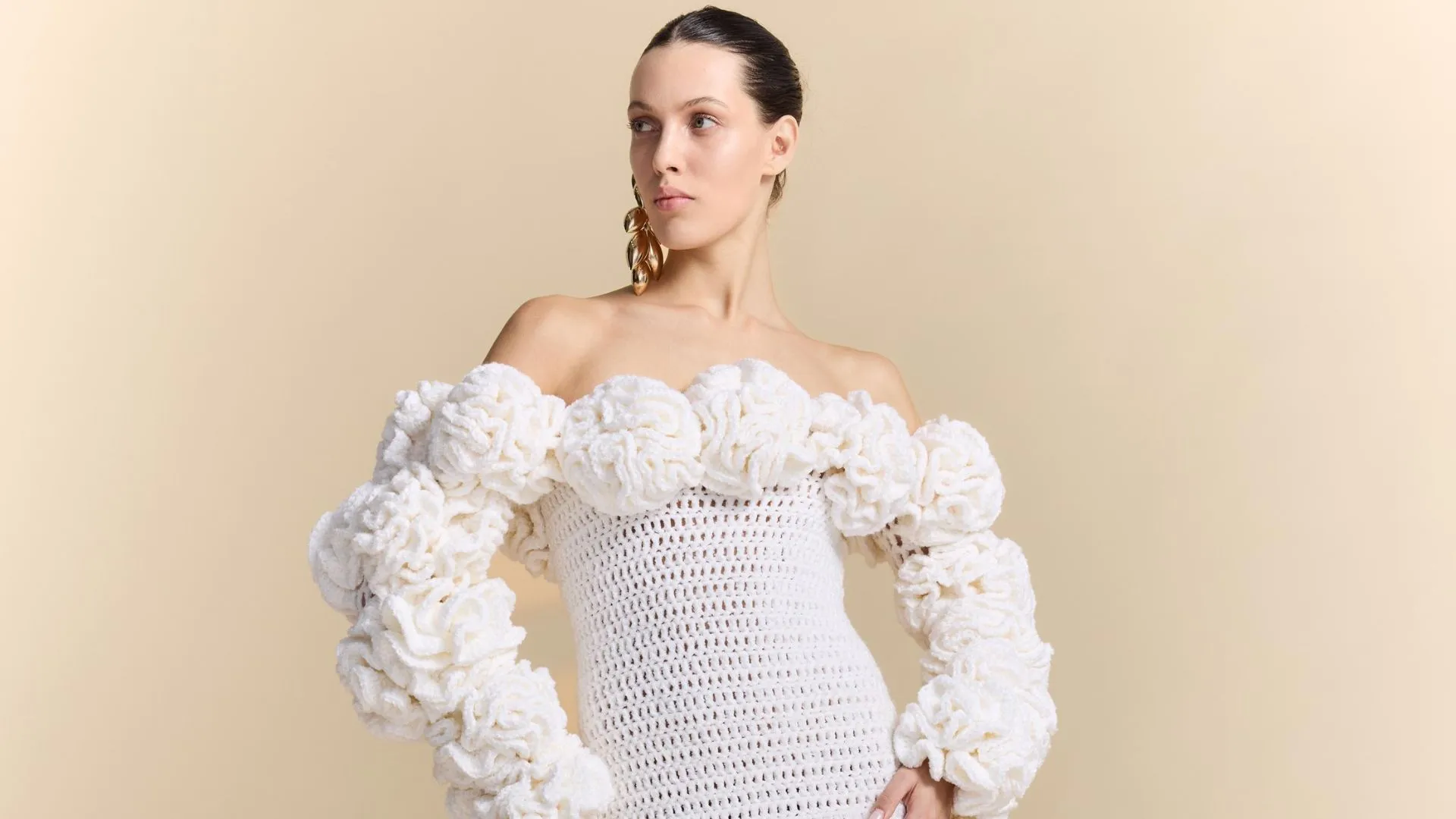 Vestido de crochê feito com algodão da Bahia pelo ateliê Mão de Mãe