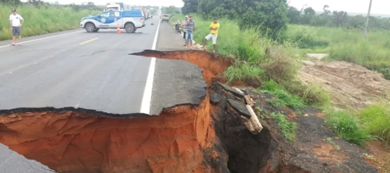 SÃO DESIDÉRIO: Chuva faz pista se ‘romper’ e cratera interdita parte da BR-O20