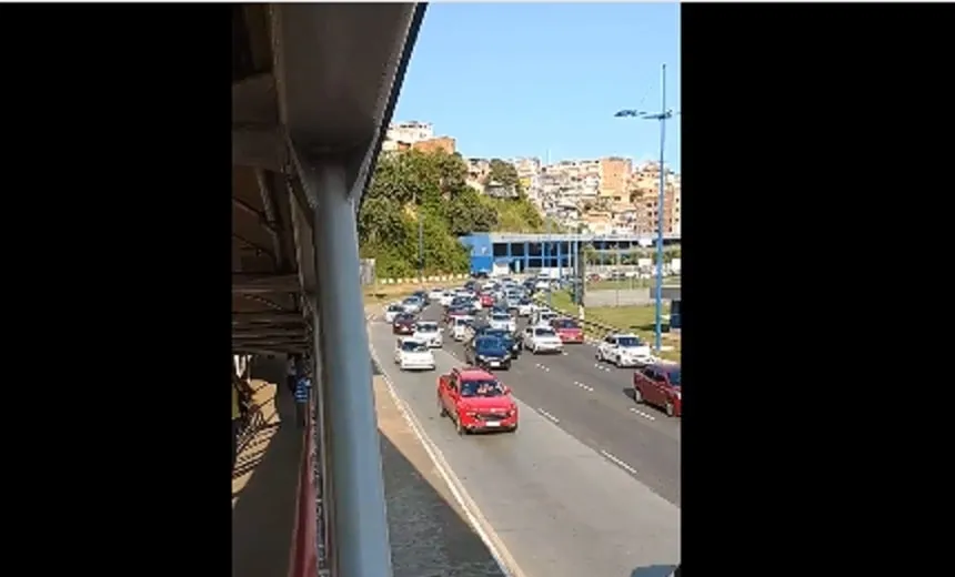 Colisão envolvendo três carros prejudica trânsito na AV. Bonocô