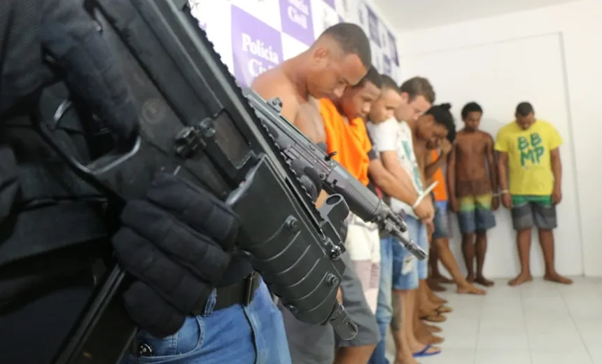 Polícia apresenta envolvidos no sequestro com reféns no bairro da Santa Cruz