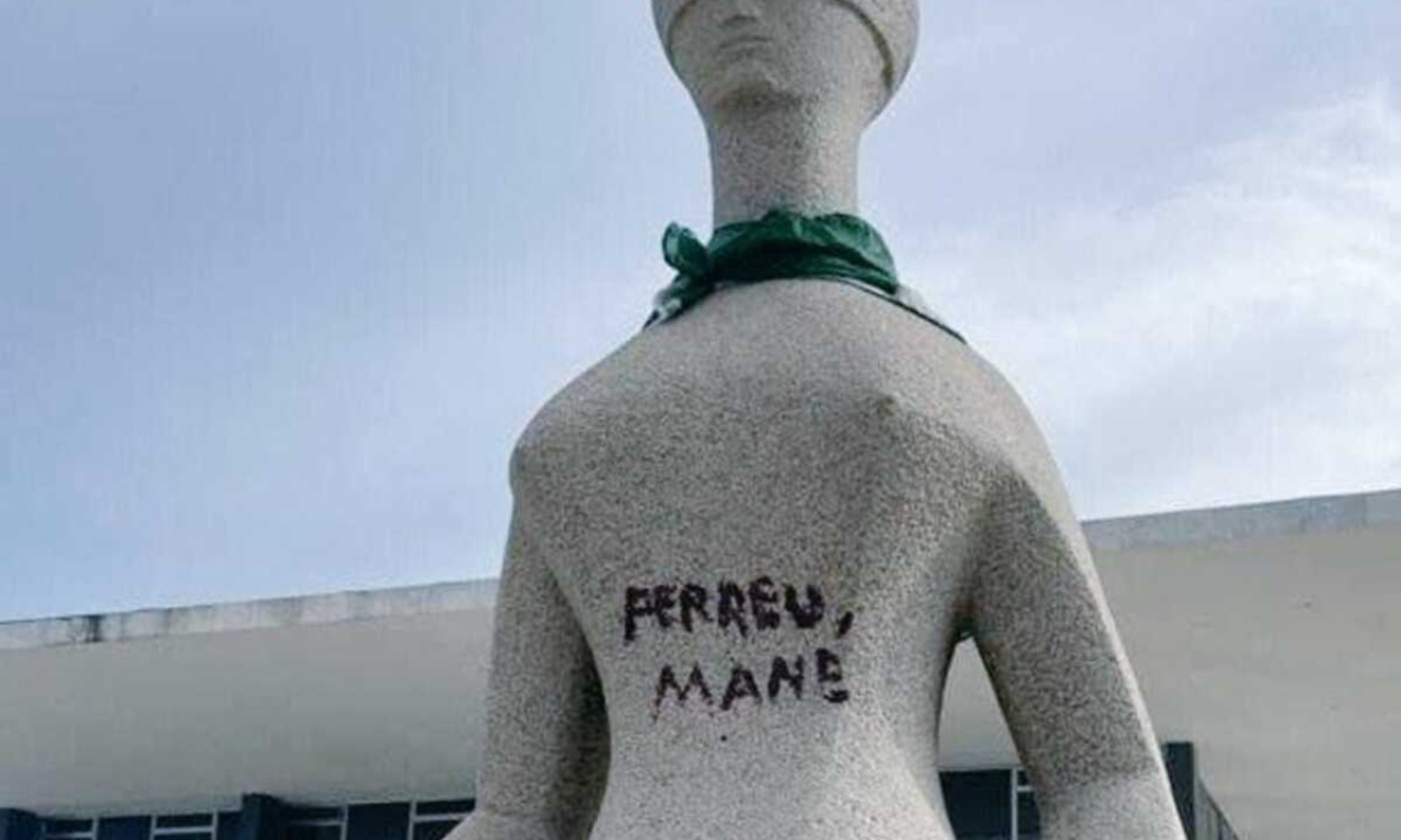 Pichação em tentativa de golpe. Foto: Reprodução