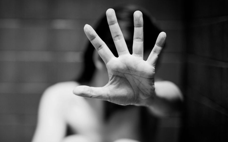 O crime de viola&ccedil;&atilde;o sexual mediante fraude ocorre quando h&aacute; engano ou manipula&ccedil;&atilde;o da v&iacute;tima, comprometendo seu consentimento, e pode resultar em penas severas/Foto: Reprodu&ccedil;&atilde;o