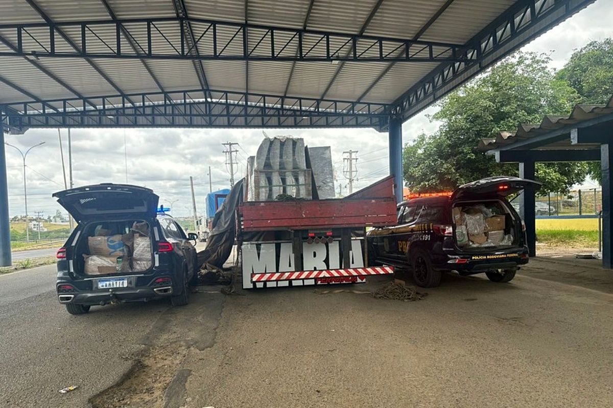 PRF encontra 340 kg de drogas camuflada em caminhão em Feira de Santana. Foto: PRF