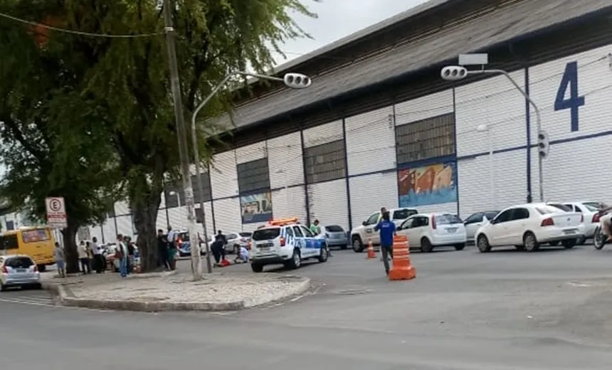 Mulher fica feriada após ser atropelada por ônibus no Comércio