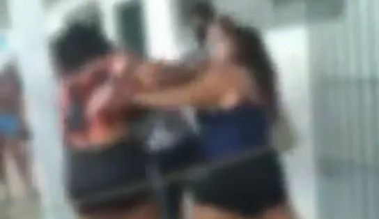 Mulher apanha após zombar quem aguardava na fila da vacinação e vídeo viraliza: "eita, Jeová Deus"; assista 